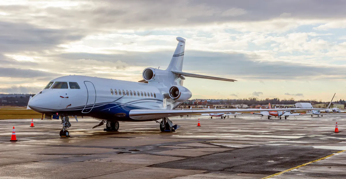 Dassault Falcon 7X · front three-quarter view
