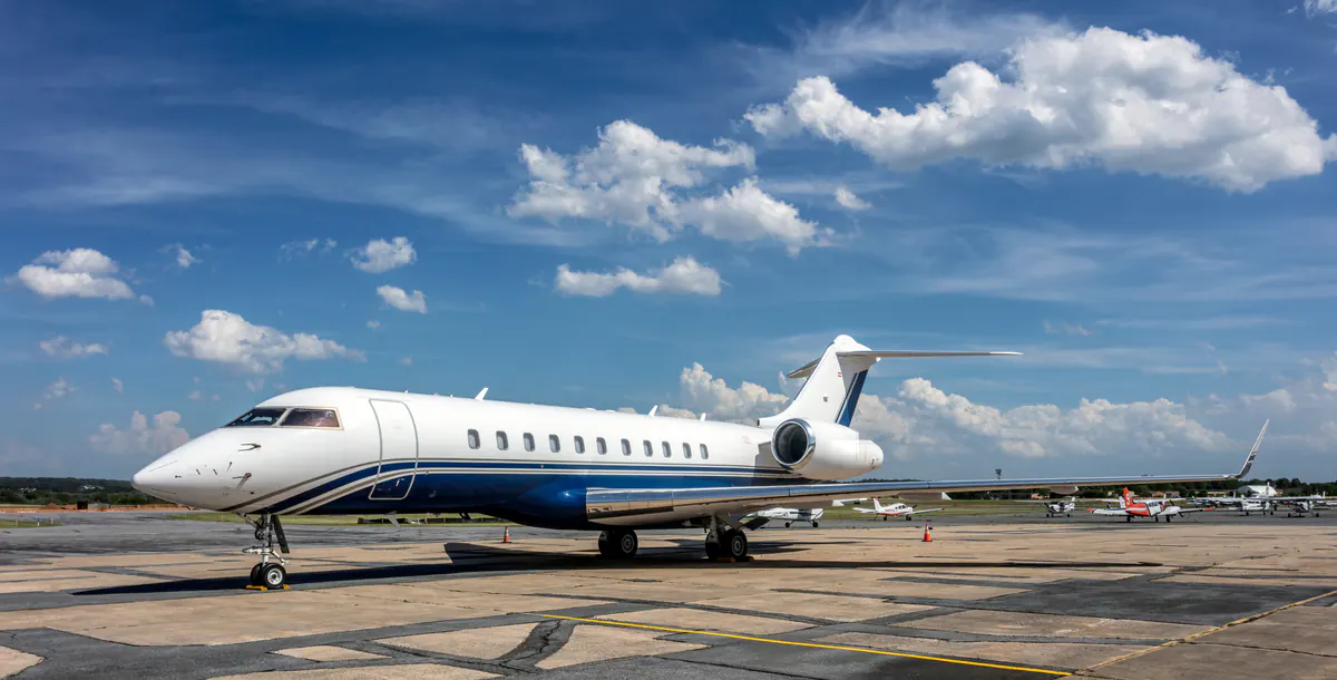 Bombardier Global 5000 · front three-quarter view
