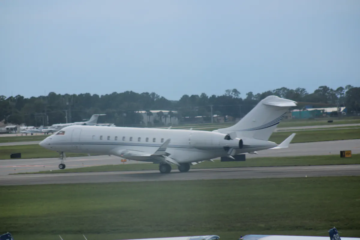 Bombardier Global 5000 · side view