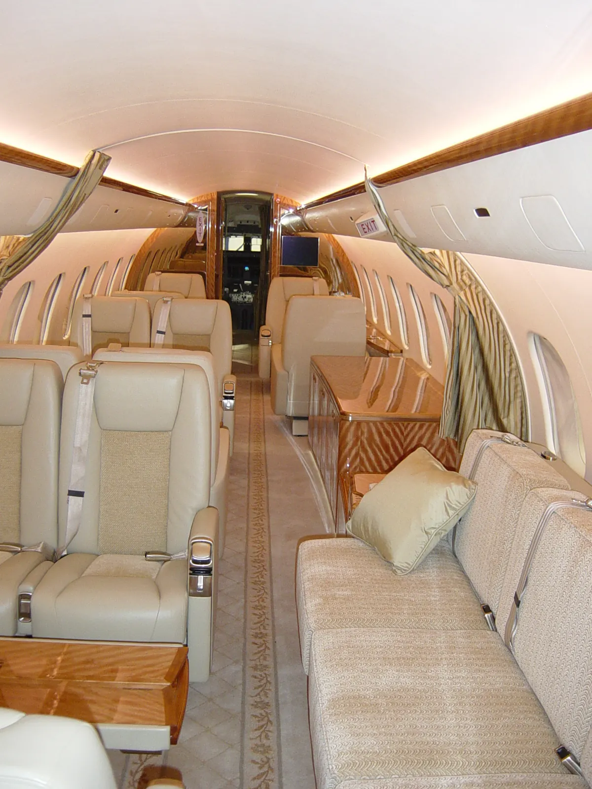 Bombardier Global 5000 · cabin