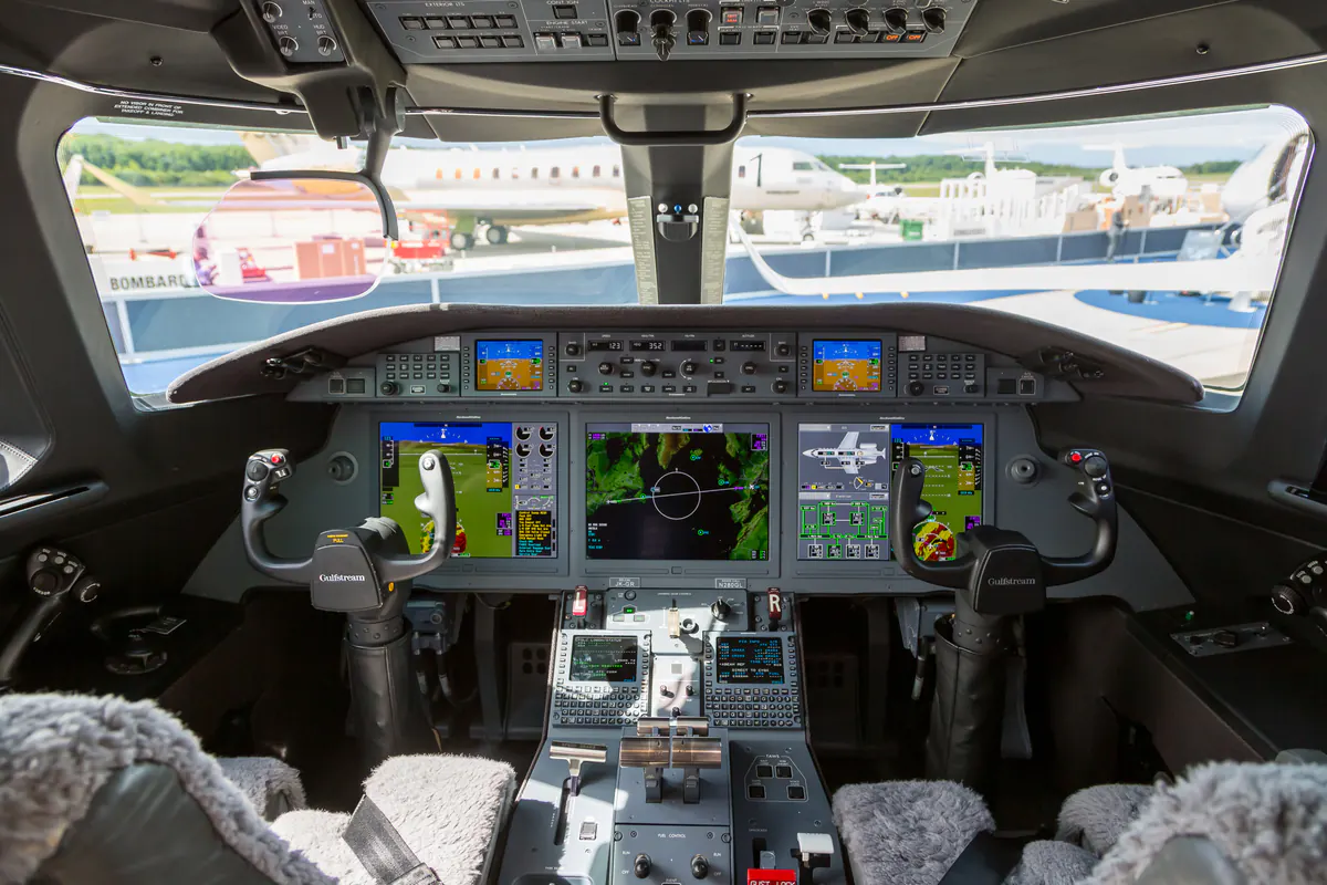 Gulfstream G280 · cockpit