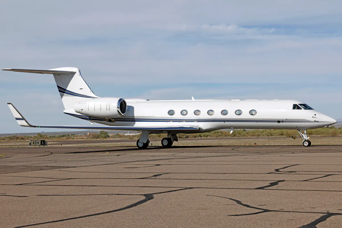 Gulfstream G550 · front three-quarter view