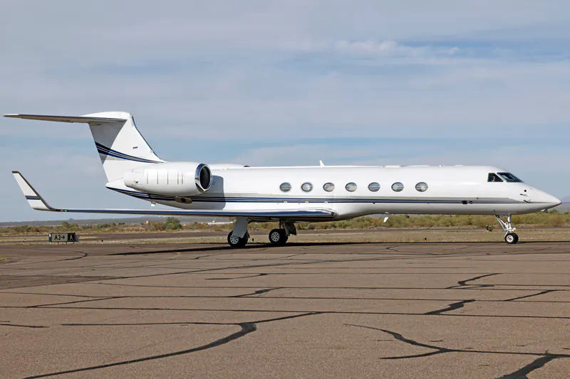 Gulfstream G550 · front three-quarter view