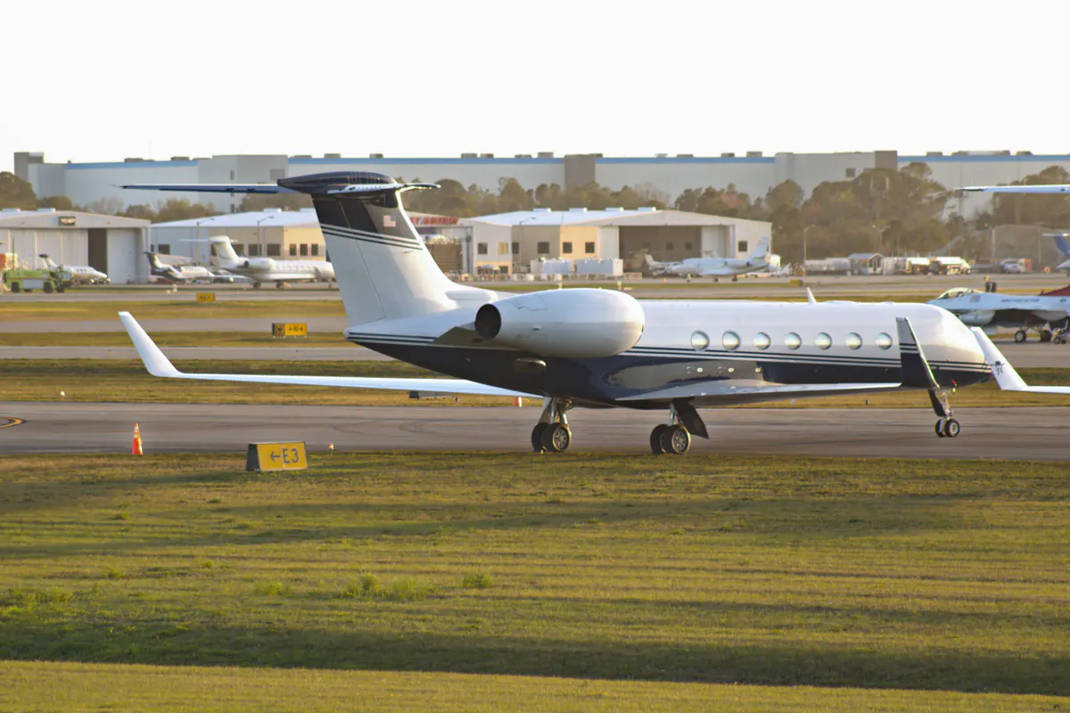 Gulfstream G550 · side view