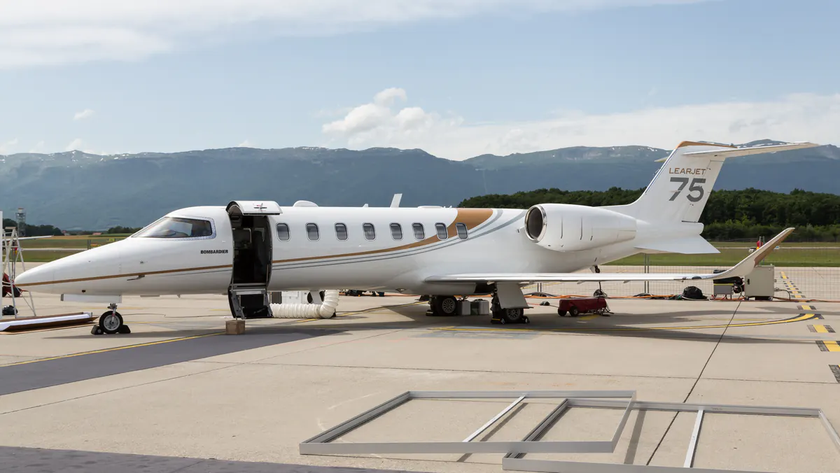 Bombardier Learjet 75 · side view