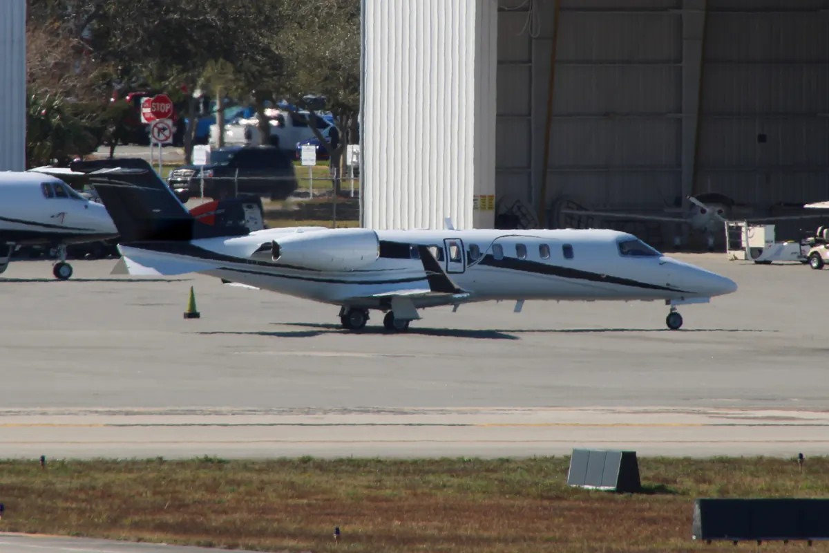 Bombardier Learjet 75 · side view