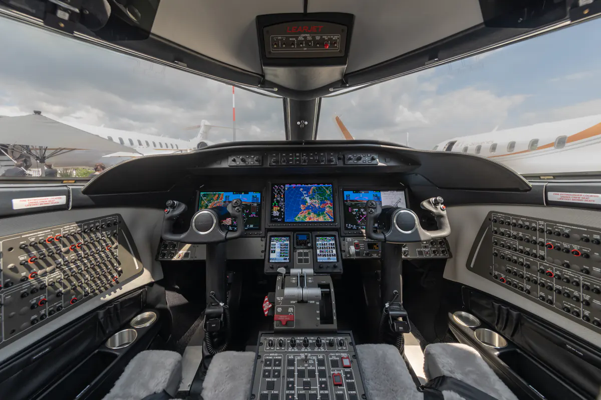 Bombardier Learjet 75 · cockpit