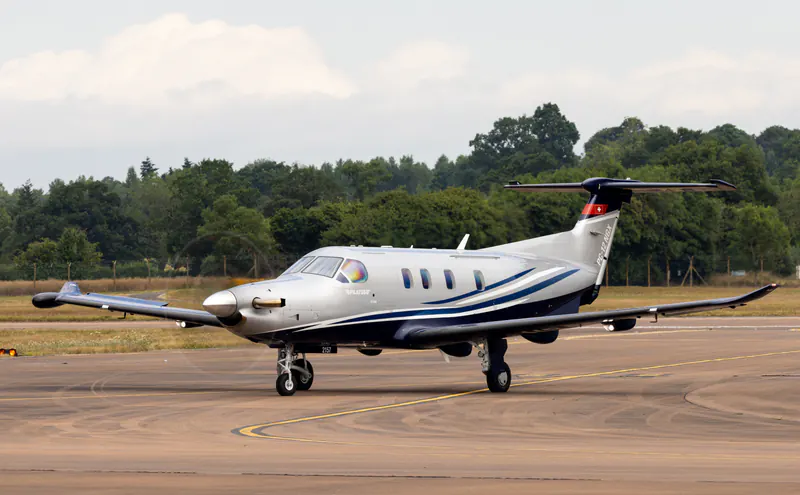Pilatus PC-12 · vista de tres cuartos delantera