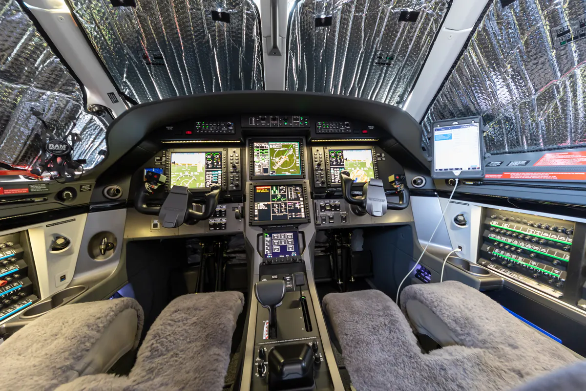 Pilatus PC-12 · cabina de mando