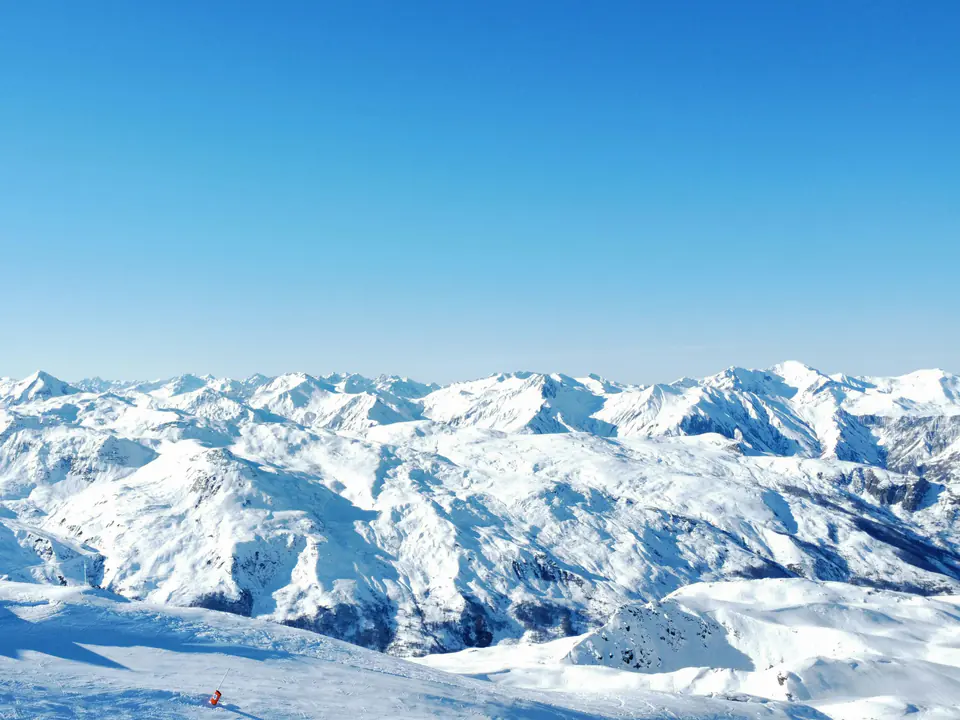 The snow-covered peaks of Les 3 Vallées, seen from Val Thorens