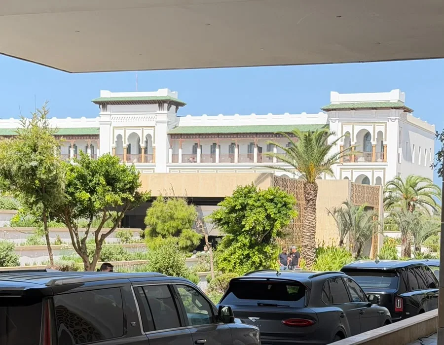 Arriving at a hotel entrance with Accrocar