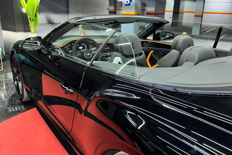 Habitaclul Bentley Continental GTC văzut peste portieră, cu plafonul deschis