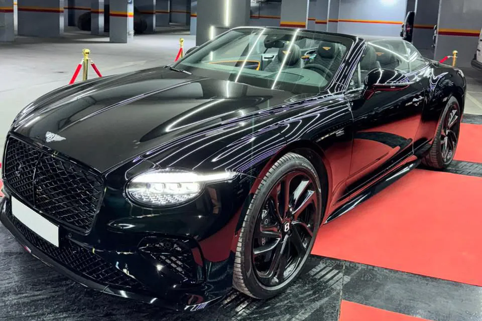 Bentley Continental GTC negru cu plafonul deschis, vedere trei sferturi față